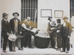 Gruppo di uomini con attrezzi per la lavorazione del latte (1920 - 1930)